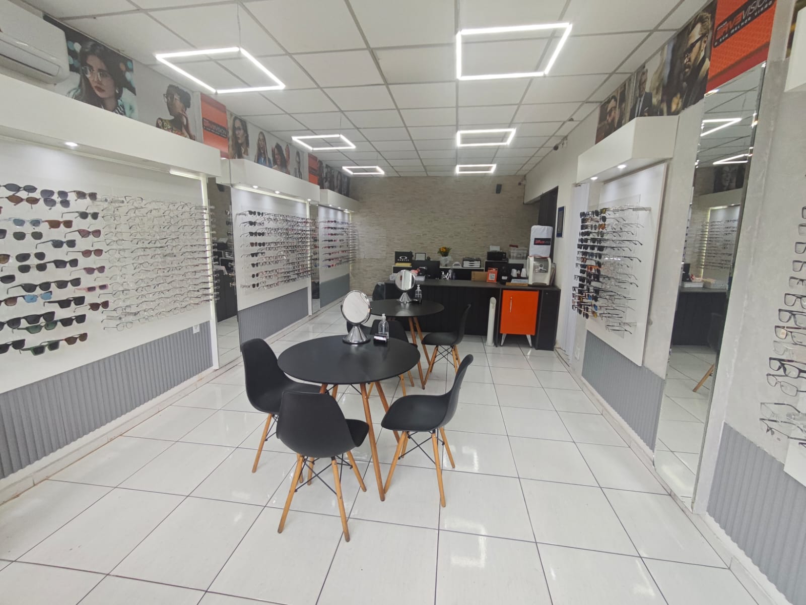 Interior da loja Wave Vision com armações expostas e espaço de atendimento