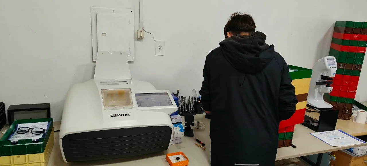 Laboratório próprio da Wave Vision: bancada de montagem com equipamento Huvitz